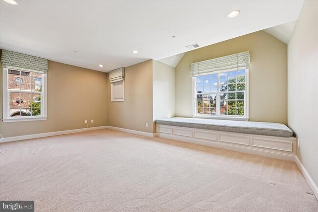Building Photo - 448 Salk Cir