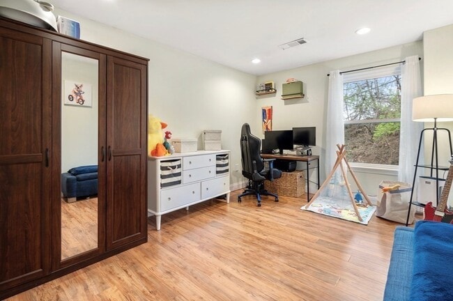 Building Photo - 43 N Mead St