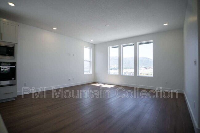 Building Photo - 459 Rimrock Ln