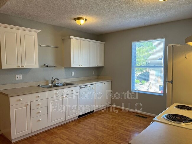 Building Photo - 5652 N Anita Ave
