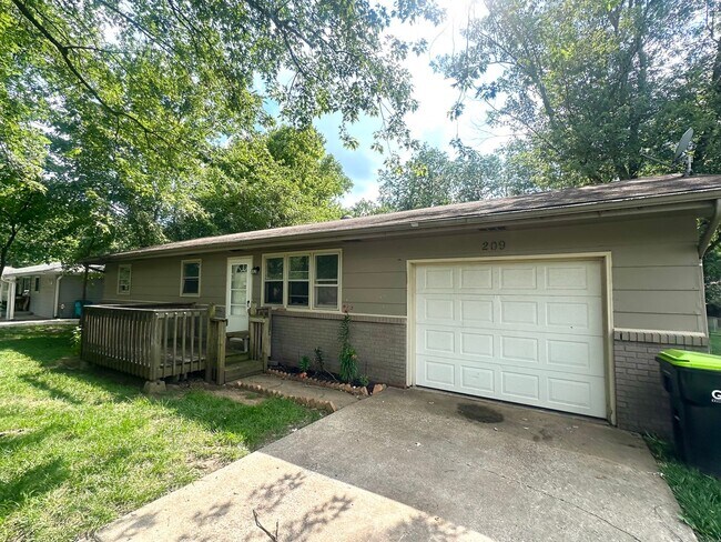 Building Photo - 3 Bedroom Home with Garage and Spacious Fenced Yard!