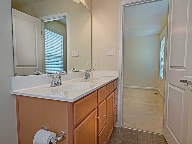 Building Photo - 627 Edison Dr