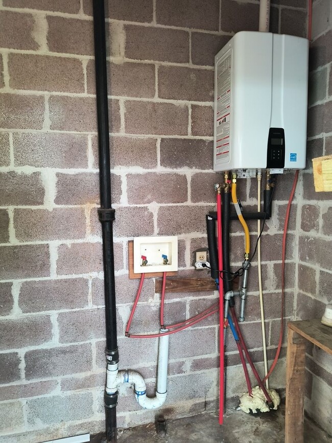 Building Photo - GORGEOUS REMODELED 3 BEDROOM 2 BATH