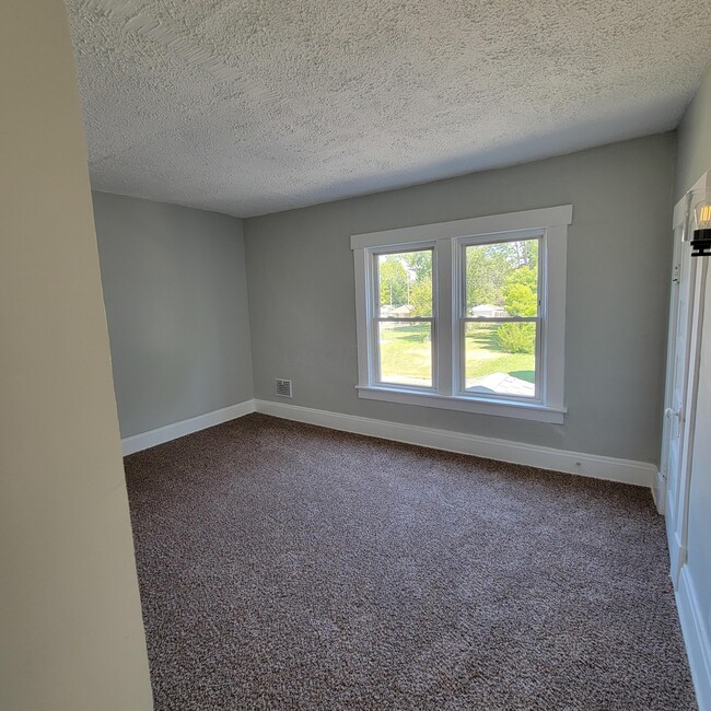 Building Photo - 221 S Highland Ave