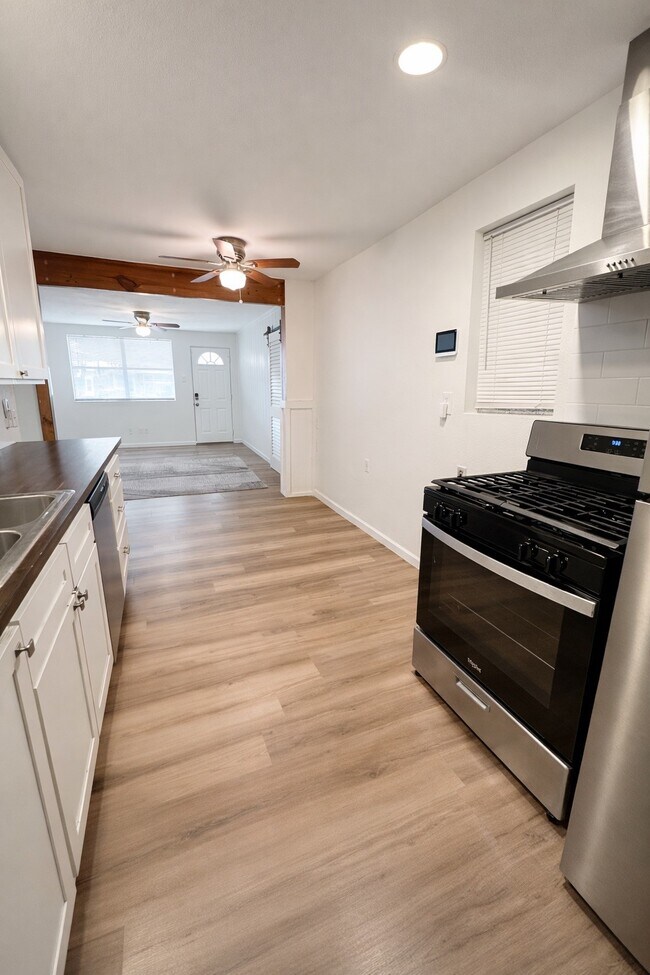 Building Photo - 117 Sylvia St