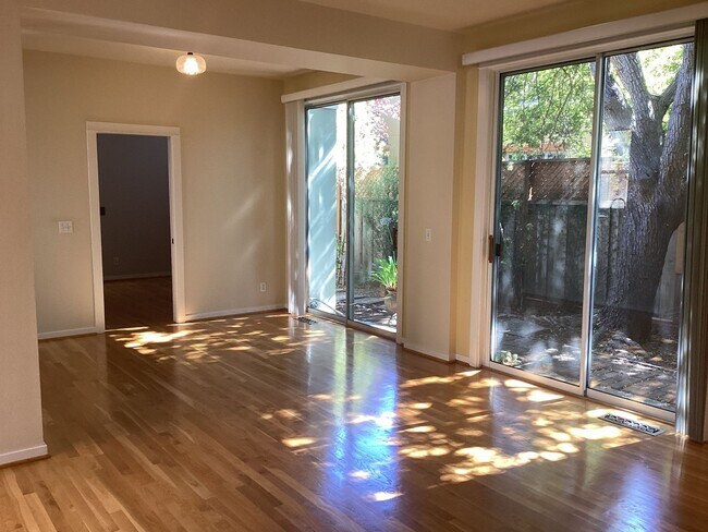 Building Photo - 204 Roosevelt Terrace