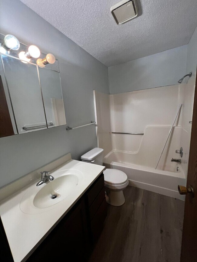 Building Photo - 870 N Boston Way