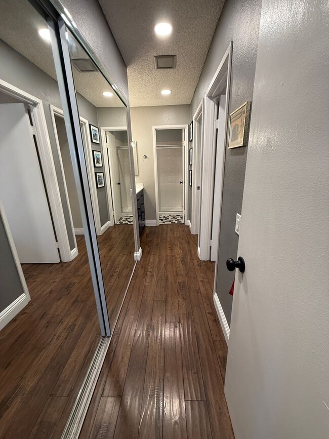 Building Photo - Centrally located Mission Valley 2 bedroom condo