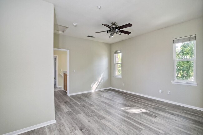 Building Photo - Immaculate Town Home in the Valencia Commu...