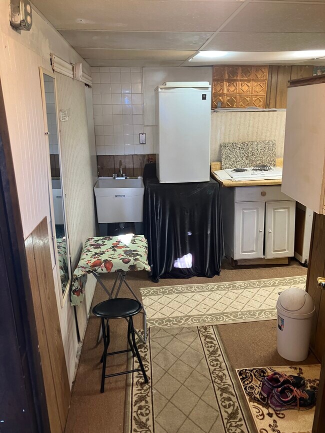 Sufficient refrigeration, cook ability - 764 Lenore Ln