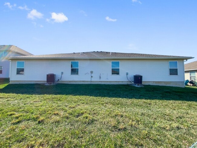 Building Photo - Charming 3-Bed, 2-Bath Ranch style duplex in the Colonial Gardens