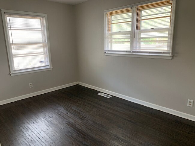 Building Photo - $900 - 2 bedroom/ 1 bathroom - Single fami...