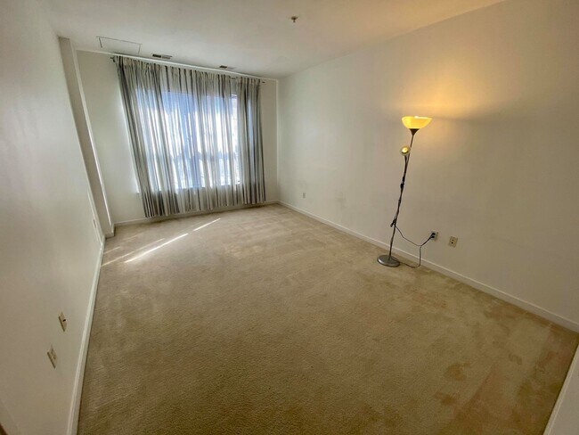 Building Photo - Charming 2Bedroom/2Bath Condo in Heart of ...