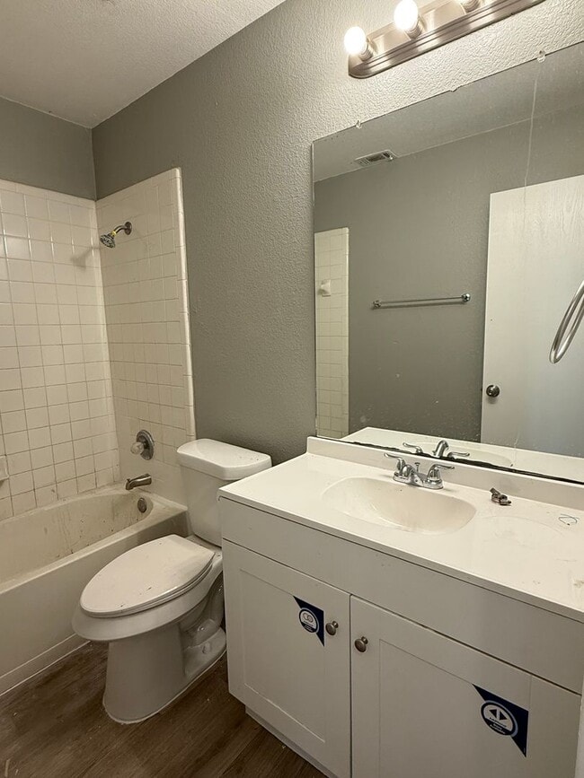 Building Photo - 2221 Creekside Ln