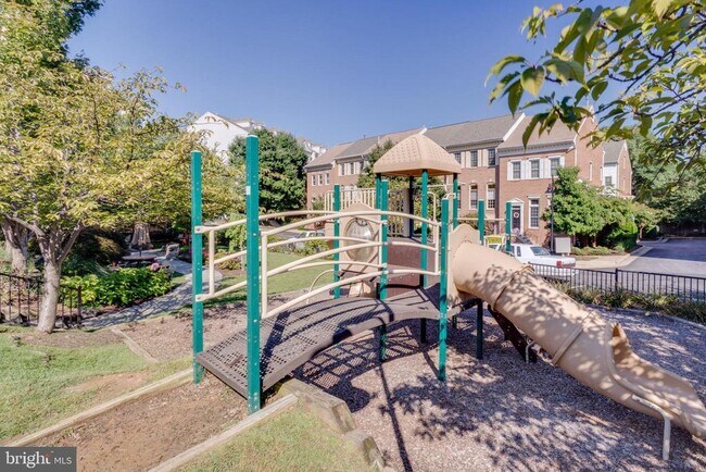 Building Photo - 2430 Garnett Dr