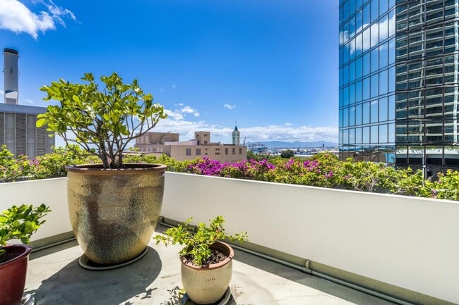 Building Photo - 2BED 2 BATH ALL UTILITIES INCLUDED DOWNTOW...