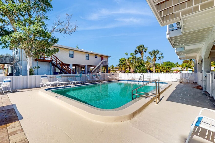 Building Photo - 3402 Gulf Dr