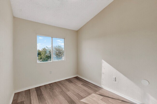 Building Photo - 3 bedroom 2 bath home in East El Paso!