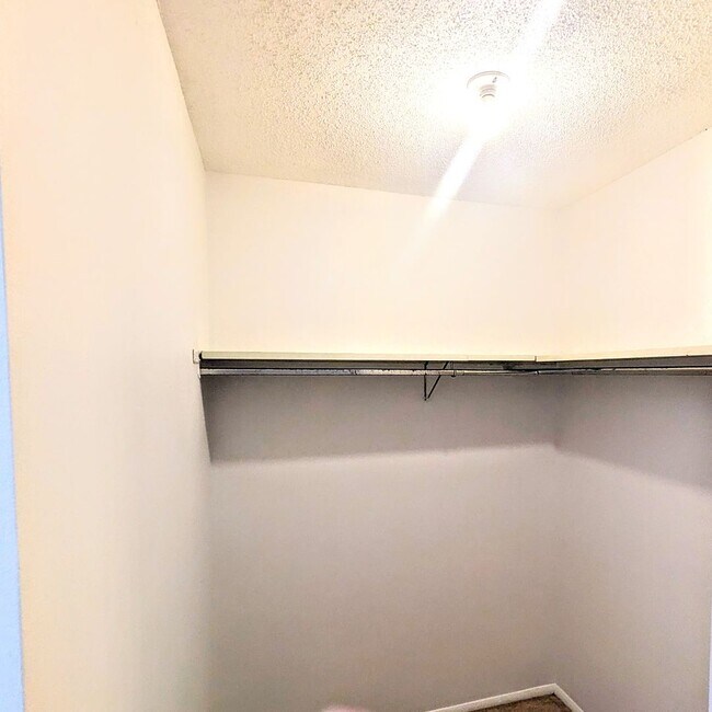 Building Photo - Annual UNfurnished 3-bedroom, 2/ 1/2 bathr...