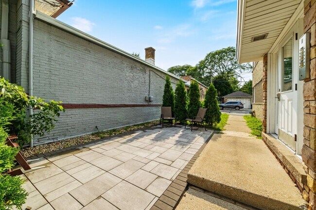 Building Photo - 929 S Oak Park Ave