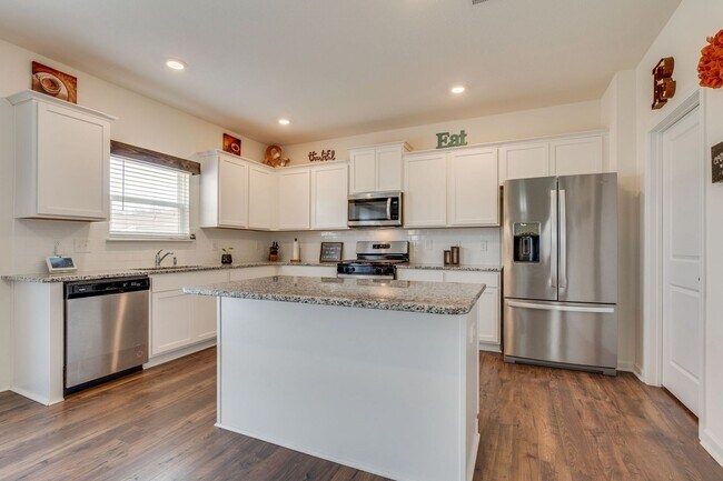 Building Photo - 4 bed/2.5 bath in Kingsport, TN