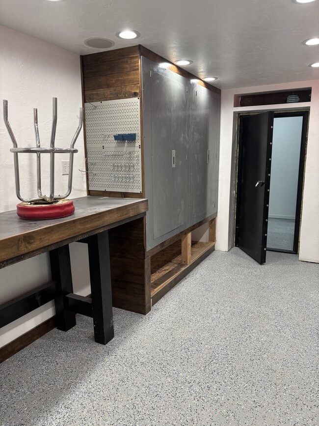 Building Photo - 901 E 800 N