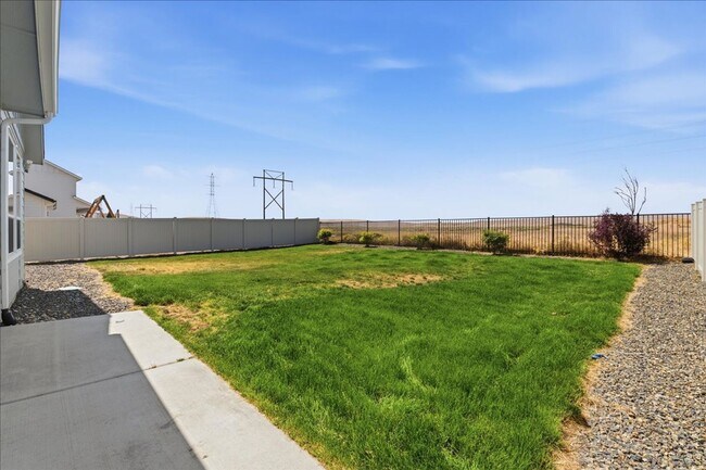 Building Photo - 5 Bedroom, 2.5 Bathroom home located in Southeast Boise