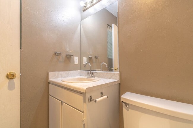 Building Photo - 701 Country Aire Dr