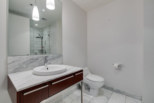 Building Photo - 4471 Dean Martin Dr