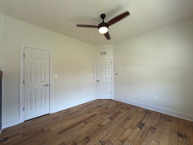 Building Photo - Spacious 4 Bed 3.5 Bath Home in Round Hill VA For Rent!