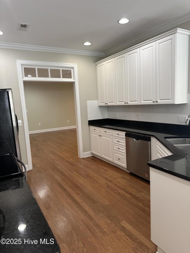 Building Photo - 8854 Plantation Landing Dr