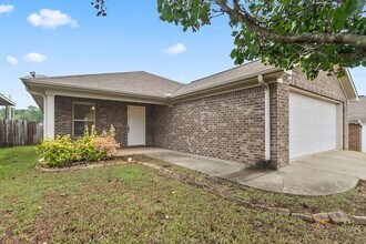 Building Photo - Nice 3 Bed 2 Bath Available in August! Boo...