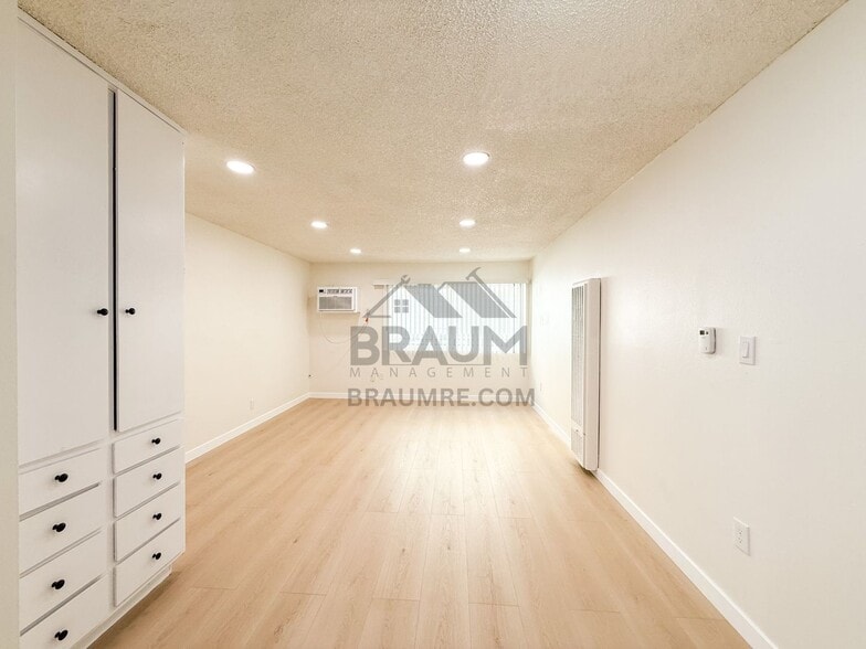 Building Photo - 5461 Kester Ave