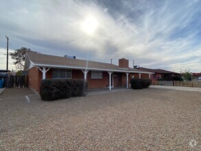 Building Photo - 3 Bedroom Home in Phoenix with lots of cha...