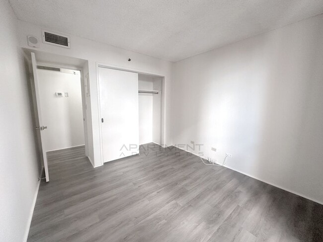 Building Photo - 2499 Kapiolani Blvd