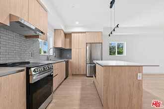 Building Photo - 2523 S Orange Dr