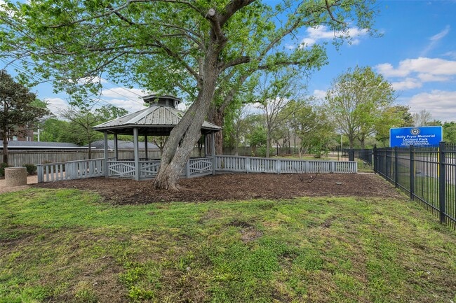 Building Photo - 766 Memorial Mews St
