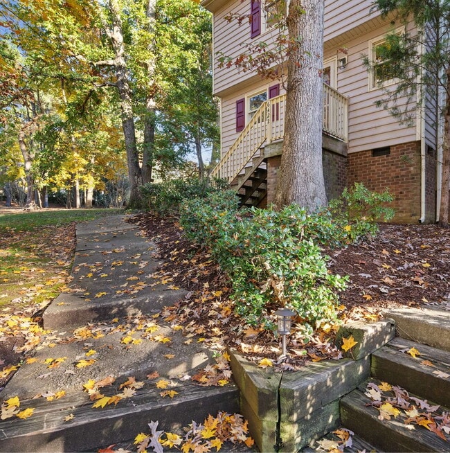 Building Photo - 3-Bed Spacious End Unit Townhouse