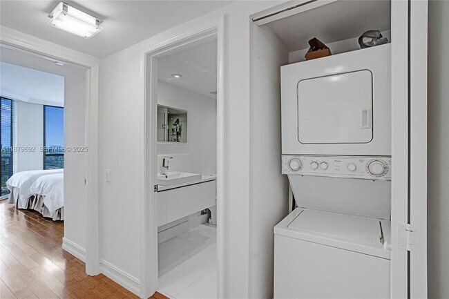 Building Photo - 3640 Yacht Club Dr