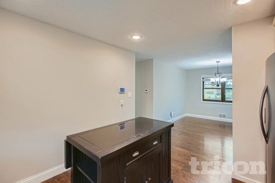 Building Photo - 1916 Lamplight Dr