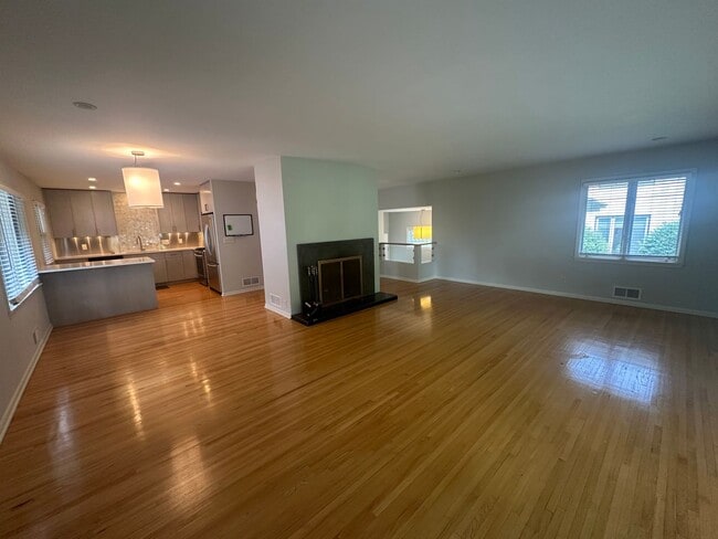 Building Photo - Luxury Living on Summit Ave! – Spacious 3B...