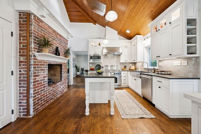 Building Photo - Elegant Chevy Chase Cul-de-Sac Home with Spacious Layout!