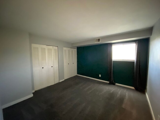 Building Photo - 2 BR/1.5 BA Spacious Apartment