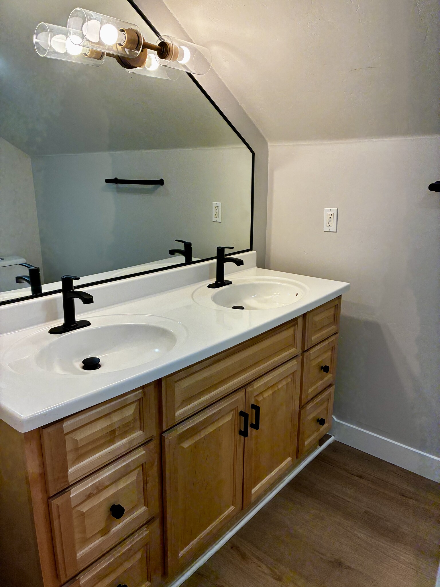 Double vanity sink & storage - 649 Crest Dr