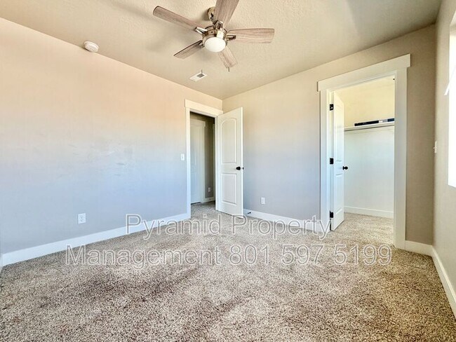 Building Photo - 673 W Beth Cir