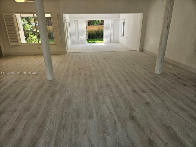 Building Photo - 1070 N Shore Dr