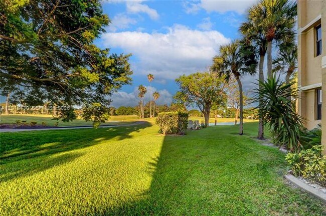 Building Photo - 16175 Golf Club Rd