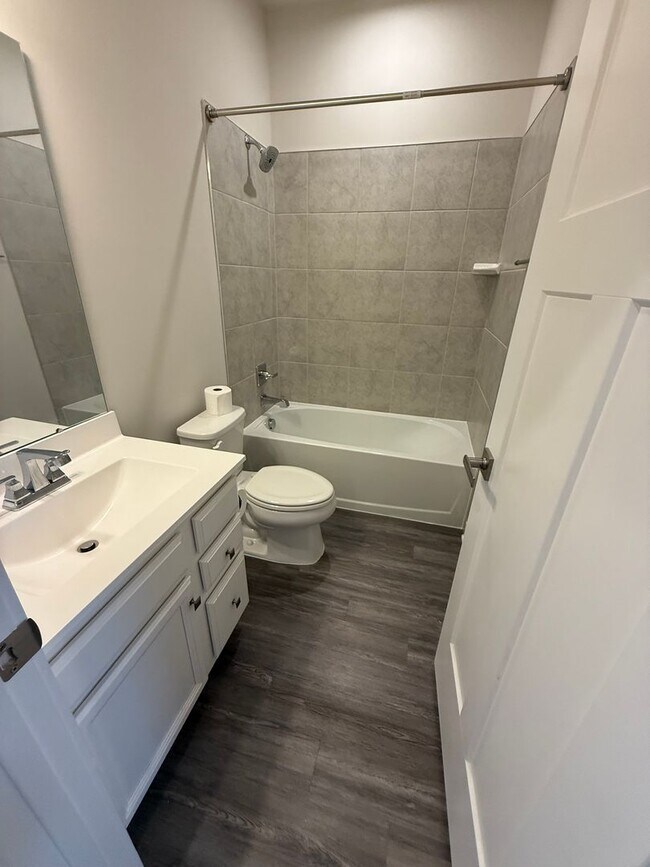 Building Photo - 3 Bedroom Townhouse - City Living with a G...