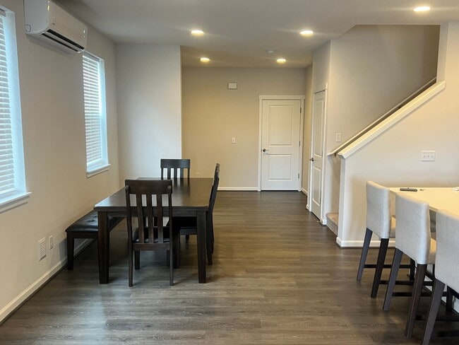 Building Photo - Beautiful Sunridge Townhome in Kent.