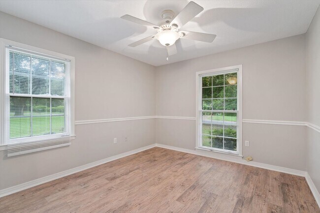 Building Photo - GREAT LOCATION AND MOVE IN READY